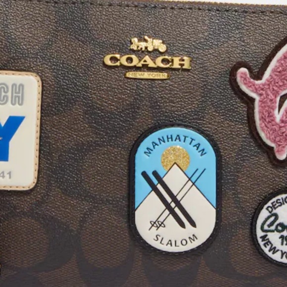 🆕 Large Corner Zip Wristlet In Signature Canvas With Ski Patches - Picture 6 of 6